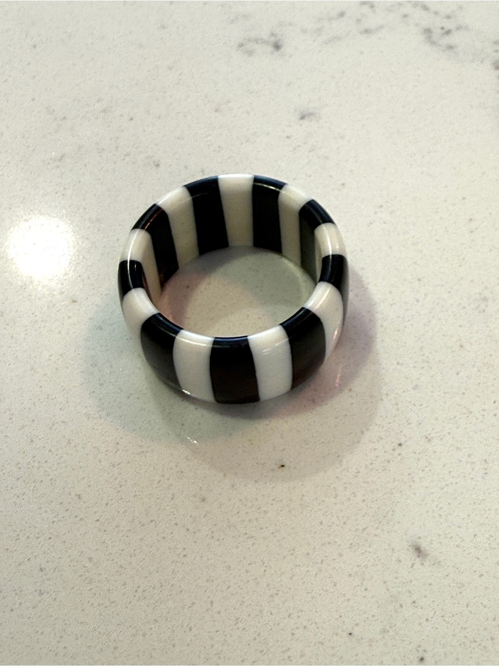 vintage acrylic / resin ring black and white stripe sz 8